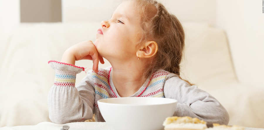 Pourquoi mon enfant mange à la garderie mais pas à la maison ?